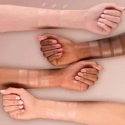 Catrice All Over Glow Tint 010 Beaming Diamond Foundation< Highlighter
